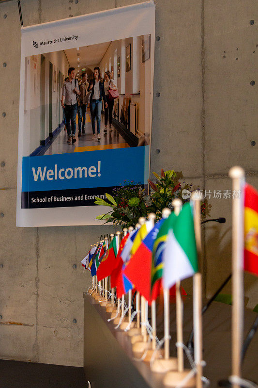 马斯特里赫特大学(Maastricht University)的演讲厅里悬挂着国旗，上面还挂着一面巨大的欢迎横幅